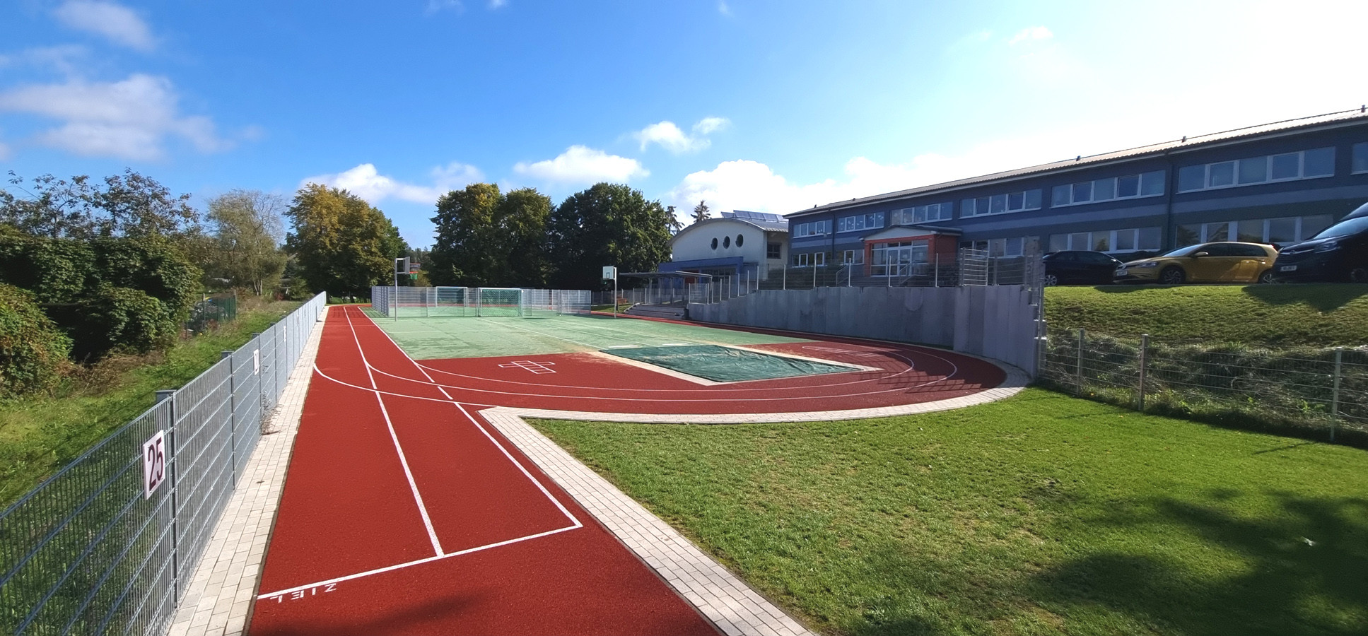 Neustrelitz Grundschule Sandberg Schulsportanlage.jpg